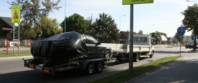 Ogień uszkodził maski i silniki obu aut: audi A6 i forda fiesty. Spalone są też fotele. Na lawecie jedno z uszkodzonych aut.