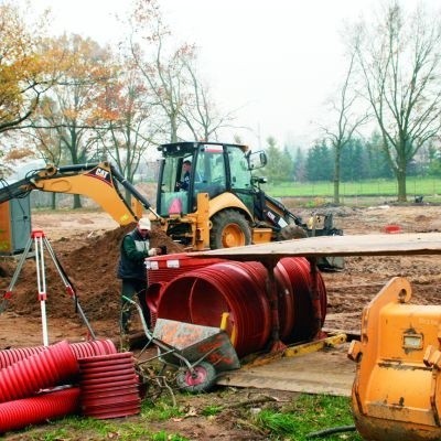 Prace nad budową nowego targowiska będą trwały, dopóki pozwoli na to pogoda. Ma być otwarte za rok.