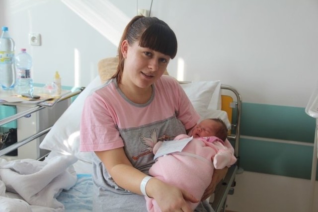 Lena Kośnik, córka Agnieszki i Łukasza z Ostrołęki urodziła się 25 lutego. Ważyła 3340 g, mierzyła 56 cm. W domu czeka na nią sześcioletni brat Jakub. Na zdjęciu z mamą