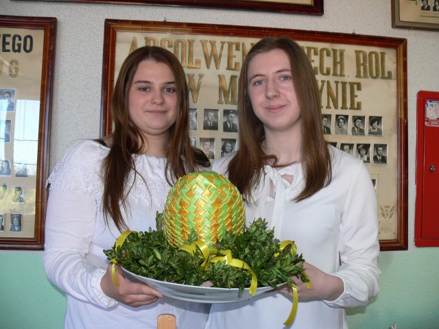 Do stoisk z ozdobami zapraszają od lewej: Justyna Stasica i Izabela Michalska, uczennice III klasy Technikum Architektury Krajobrazu w Zespole Szkół Centrum Kształcenia Rolniczego w Sandomierzu - Mokoszynie