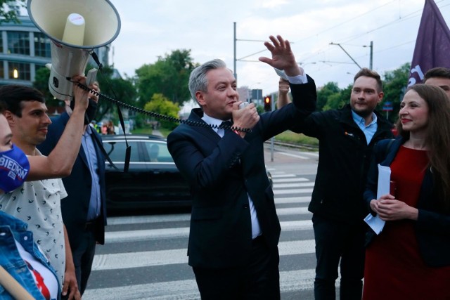 Robert Biedroń apeluje do prezydenta o rezygnację z wyjazdu do USA. „Wielką wodę mamy tutaj”
