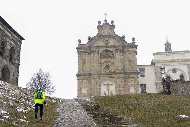 Nieliczni wybrali się w niedzielę 21 marca na Święty Krzyż. Pogoda zniechęciła spacerowiczów, a na szlaku można było spotkać tylko tych najwytrwalszych. Zapraszamy do obejrzenia zdjęć Świętego Krzyża w pierwszy dzień wiosny>>>