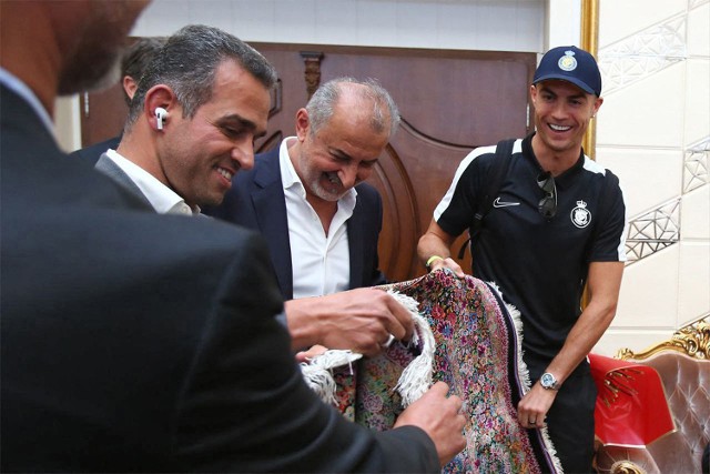 Christiano na powitanie na lotnisku w Iranie dostał od razu w prezencie dywan perski