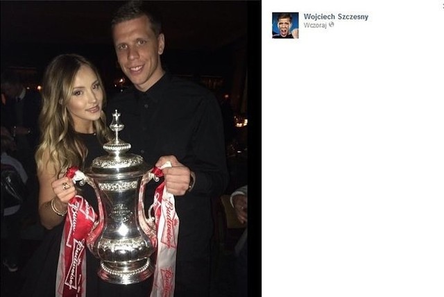 Wojciech Szczęsny i Marina trzymają Puchar Anglii, wywalczony przez Arsenal Londyn. Pasują do siebie? ;)(fot. screen Facebook.com)CZYTAJ TAKŻE: MARINA URZĄDZIŁA SZCZĘSNEMU PRZYJĘCIA URODZINOWE! MAMY NAGRANIE I ZDJĘCIA!