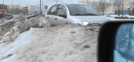 Zimą dodatkowo na feralnym skrzyżowaniu widoczność ograniczają hałdy śniegu