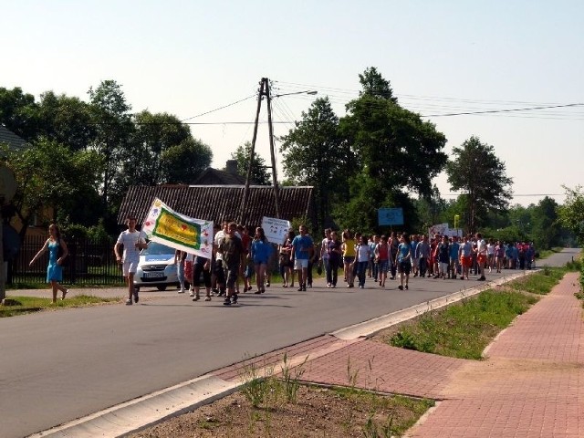 Uczniowie z gimnazjum w chlewiskach przemaszerowali ulicami swojej miejscowości z hasłami z kodeksu "Szkoły bez Przemocy&#8221;.