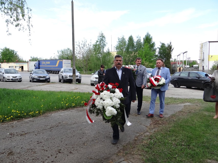 W Tarnobrzegu – Machowie przed pomnikiem Pamięci Ofiar Wypadków Przy Pracy złożono kwiaty.