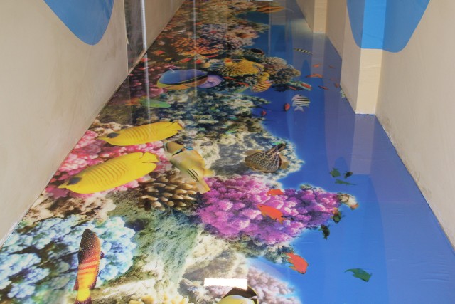 Podłoga w przedszkolnym korytarzuWielobarwna rafa koralowa z efektem 3D zdobi podłogę jednego z przedszkoli.