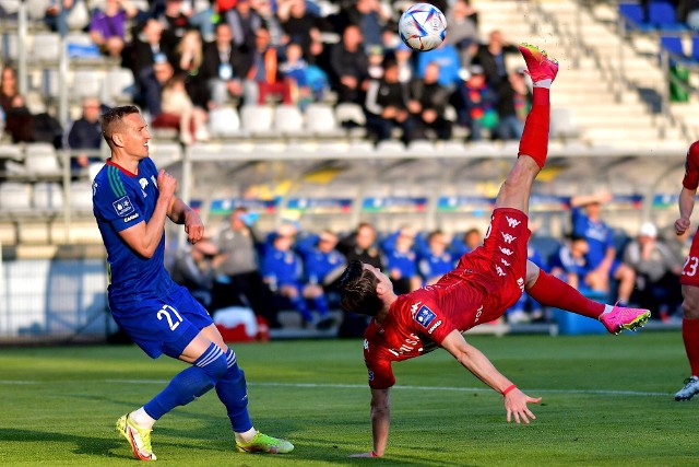 Miedź - Widzew LIVE! Debiut sędziego. Fajerwerki na razie tylko od kibiców