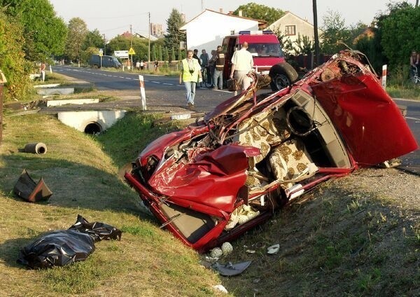 Staranowany &quot;opel corsa&quot;, w którym zginął 30-letni mężczyzna.