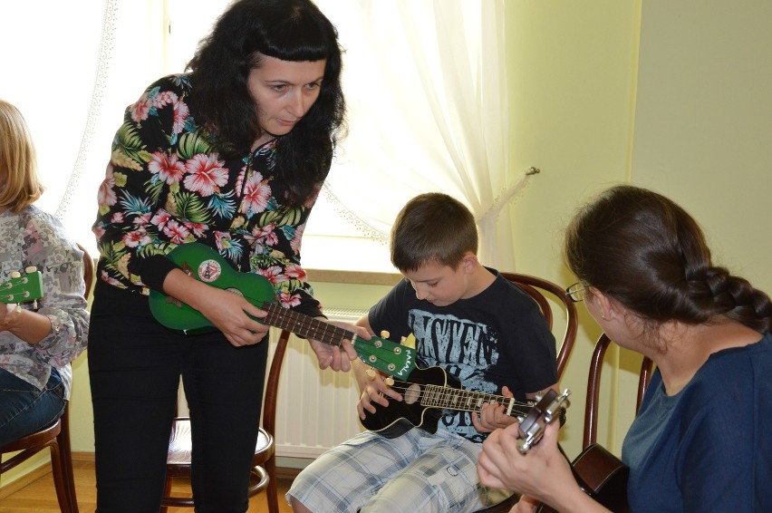 Pińczów jak Hawaje. Warsztaty gry na ukulele za nami