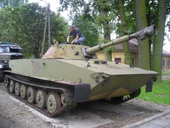 Tydzień temu przed Muzeum pojawił się czołg pływający PT 76. 