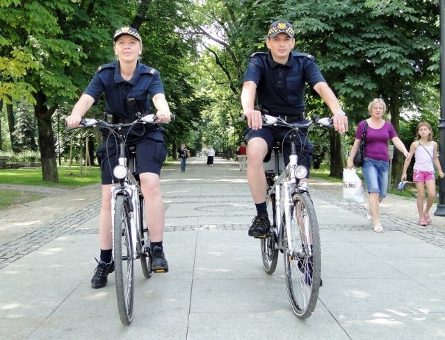W czwartek strażnicy miejscy (od lewej) Ewa Pałkiewicz i Paweł Piecyk patrolowali na rowerach między innymi alejki w parku Kościuszki.