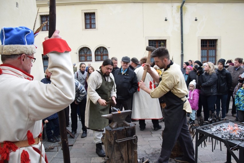 Jak przy klasztorze w Czernej kosy kuli. Widowisko z rekonstruktorami, którzy przypominali o powstaniu styczniowym [ZDJĘCIA]