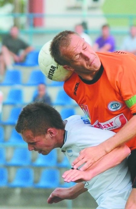 Marcin Rogoziński (w pomarańczowej koszulce) jest podporą suwalskiej defensywy. W Wigrach przydałby się jeszcze klasowy gracz z przodu.