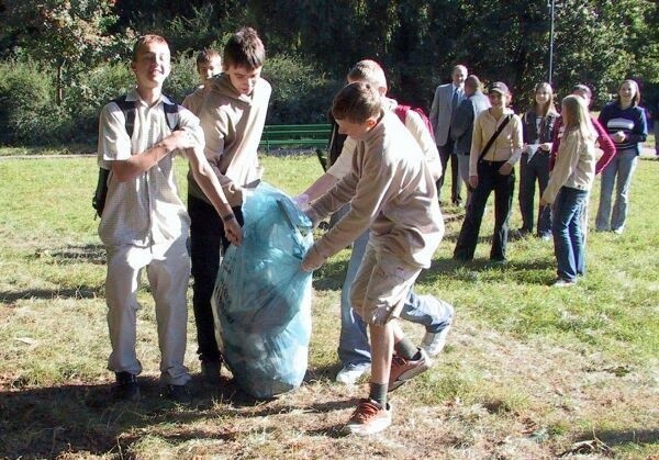 Uczniowie Gimnazjum nr 13 w Radomiu sprzątali park Leśniczówka.