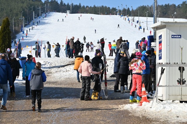 W sobotę, 20 lutego, na stoku w Niestachowie nie brakowało narciarzy. Niektórzy tak rozgrzali się podczas zimowych szaleństw, że pozbyli się nawet kurtki i swetra.Na wszystkich świętokrzyskich stokach narciarskich panowały świetne warunki do jazdy. Również w Niestachowie, gdzie pojawiło się mnóstwo osób. Prym wiodły tu dzieci i młodzież, ale i dorośli wypoczywali tu aktywnie i zdrowo.Zobaczcie, jak wyglądały białe szaleństwa na stoku.