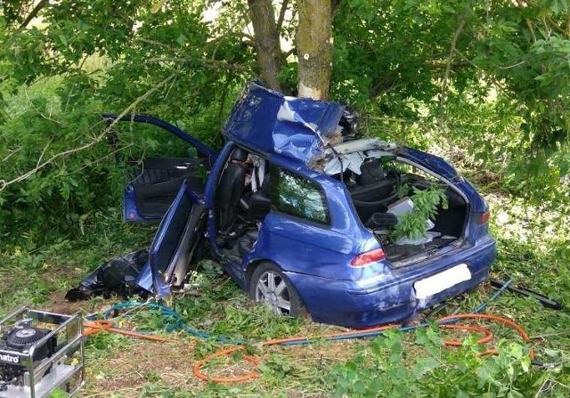 Kierujący pojazdem zginął na miejscu.