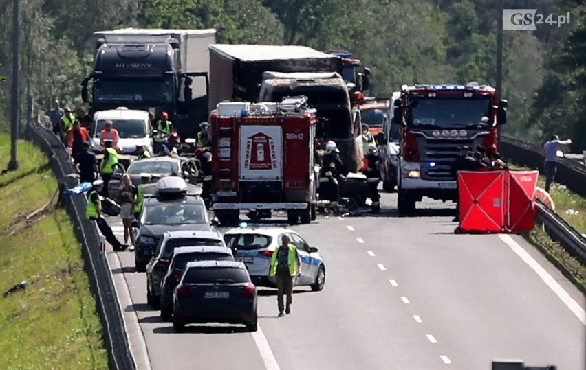 Śmiertelny wypadek pod Szczecinem w okolicy węzła Kijewo na S3. Pożar kilku aut, są ofiary śmiertelne [ZDJĘCIA]