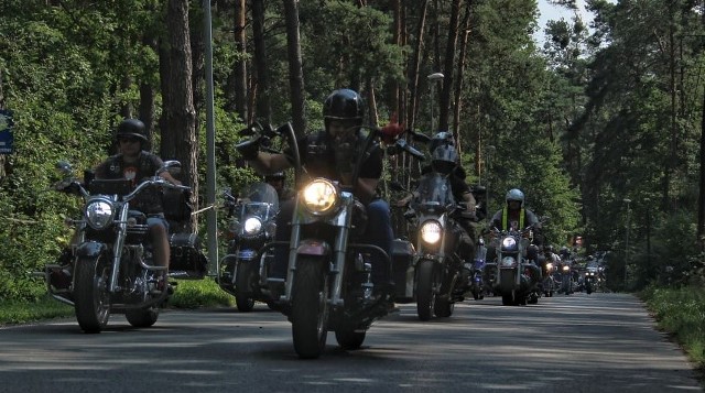 W weekend na Golejowie zorganizowano trzecią edycję imprezy Motocyklowy Odlot. Rozpoczęła się w piątek, 30 sierpnia koncertowo. Dla wielu motocyklistów, którzy przyjechali z różnych miejsc w całej Polsce, zagrali - Anielski Orszak i Crimson Eyes. Miłośników dwóch kółek powitał na Golejowie burmistrz Staszowa - Leszek Kopeć. Sobota rozpoczęła się od parady motocyklowej ulicami Staszowa. Wzięło w niej udział około 200 motocykli, drugie tyle zostało na Golejowie. Motocykliści przejechali następującą trasę: Osiedle wschód, Staszówek, ulica Opatowska, ulica 11 Listopada. Później dla uczestników Odlotu zagrali Blend, Czarny Ziutek i znów Anielski Orszak.Przez całą imprezę prowadzona była zbiórka pieniędzy dla Emilki Ratkiewicz, która choruje na porażenie mózgowe czterokończynowe. Uzbierano 1376 złotych na jej rehabilitację w Ośrodku Złota Rybka Oblęgór.  - Impreza przeszła nasze najśmielsze oczekiwania, dopisała pogoda jak i frekwencja, była moc. Dziękujemy wszystkim, którzy nas odwiedzili i tym, którzy włączyli się w organizację Motocyklowego Odlotu - mówi Albert Madej z SGM Staszów, głównego organizatora wydarzenia. Zobacz więcej zdjęć na kolejnych slajdach>>>POLECAMY RÓWNIEŻ:Jedna żona to mało! Ci celebryci to seryjni rozwodnicy