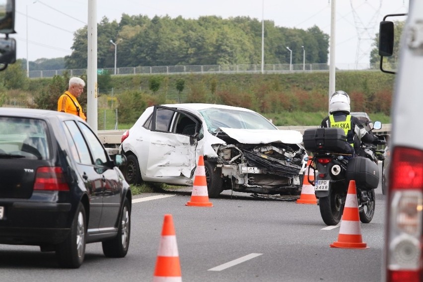 Wypadek z udziałem śmieciarki na S8 pod Wrocławiem (ZDJĘCIA)