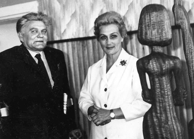 Juliusz Ojrzanowski i Irena Dobrzańska na plenerze rzeźbiarskim w Hajnówce. Zdjęcie zrobione w latach 60.
