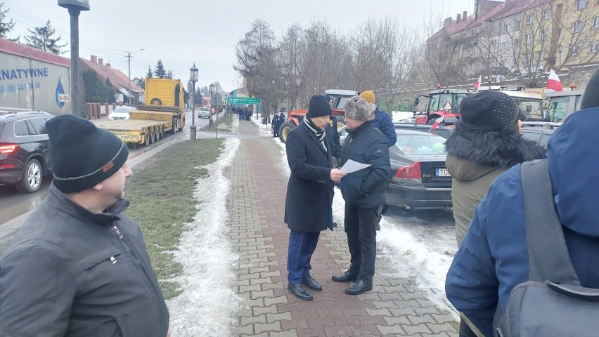 Rolnicy protestowali w Opatowie i Okalinie. Zablokowane drogi mają być sprzeciwem wobec Unii Europejskiej. Były korki. Zobaczcie zdjęcia