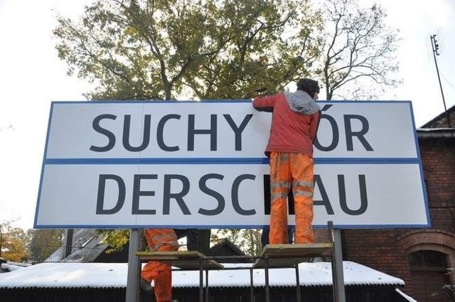 Dwujęzyczne tablice pojawiły się na stacjach w gminie Chrząstowice w październiku 2012 roku.  Zdjęto je jednak na czas remontu linii kolejowej Opole - Fosowskie.