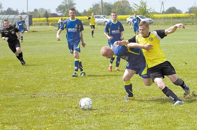 Karol Pęplino (niebieskie stroje) zremisował z Kaszubią 3:3.