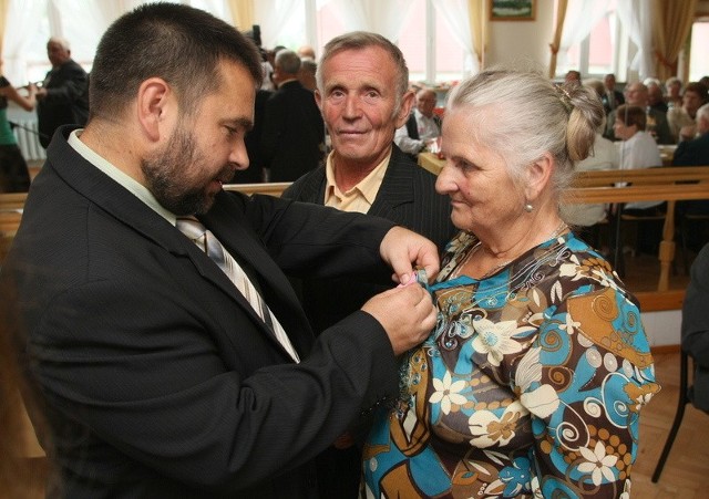 Medale z rąk wójta gminy Piekoszów Tadeusza Dąbrowy odebrali między innymi Franciszek i Marianna Wieczorek z Piekoszowa.