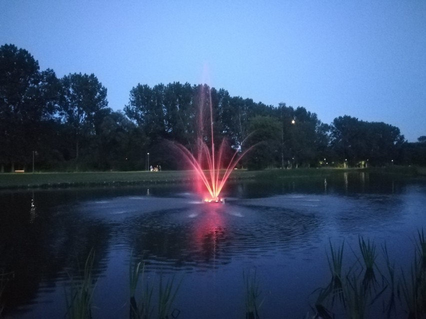 W Parku Grabek pojawiła się podświetlana fontanna, a we...