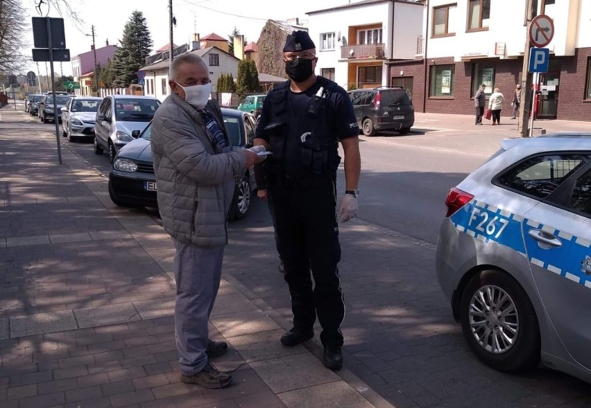 Pracownicy Miejskiego Ośrodka Kultury i policjanci rozdawali koluszkowianom maseczki