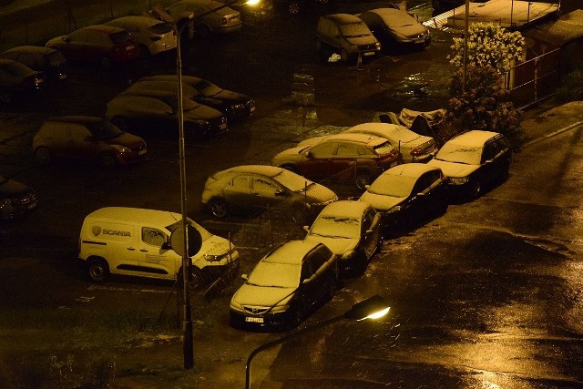 W nocy z poniedziałku na wtorek, po ulewnych opadach deszczu, w Łodzi sypnęło śniegiem. Temperatura spadła do zera stopni Celsjusza, a odczuwalna była jeszcze niższa. Biały puch przykrył dachy samochodów, ale nie na długo...ZOBACZ ZDJĘCIA
