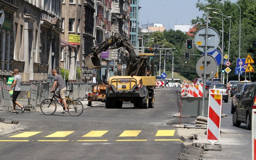 Wrocław: Remont na Trzebnickiej. Kierowcy będą jeździć drugą stroną jezdni (ZDJĘCIA)