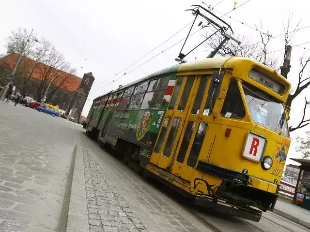 Linie tramwajowe znakomicie sprawdzają się w największych polskich miastach, m.in. we Wrocławiu. Dlatego stawia na nie także coraz więcej mniejszych miejscowości. W przyszłym roku tramwaj powróci m.in. na ulice Olsztyna, który kupi go za pieniądze z tego samego programu unijnego, który Rzeszów wyda na rozbudowę ulic i zakup nowych autobusów.