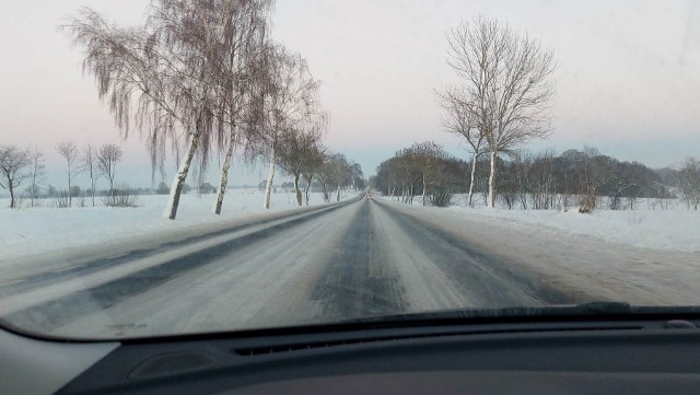 Przez dobre kilka kilometrów na drodze jest lód i grudy śniegu.