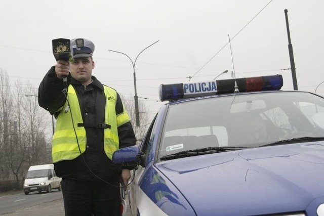 Radary policyjne Iskra 1 pokazują zafałszowane prędkości samochodów - twierdzą policjanci drogówki