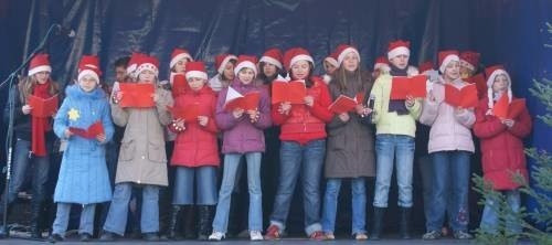 Uczennice ze strzeleckiej "jedynki" zaśpiewały w poniedziałek jako pierwsze.