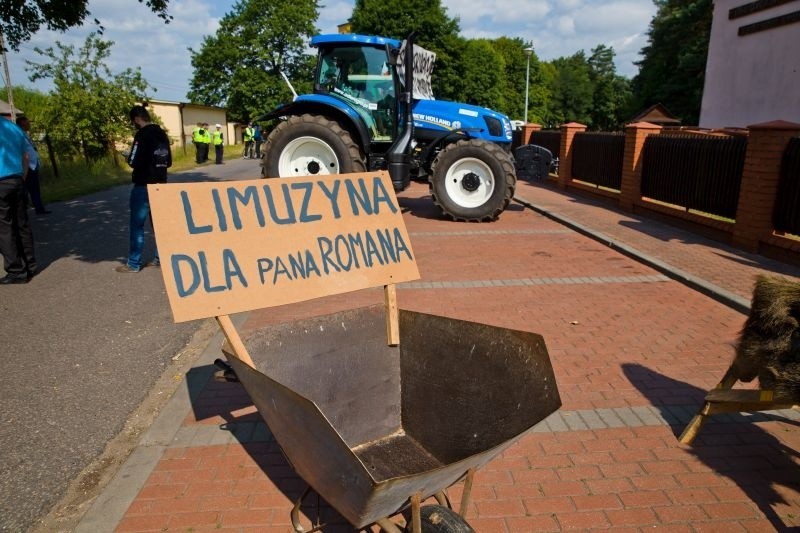 Osowiec-Twierdza. Protest przed siedzibą BPN. Rolnicy przywieźli dyrektorowi taczkę (zdjęcia, wideo)