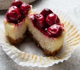 30 lipca - Międzynarodowy Dzień Sernika. Oto przepis na sernikowe babeczki z wiśniami. To idealna alternatywa dla tradycyjnego sernika