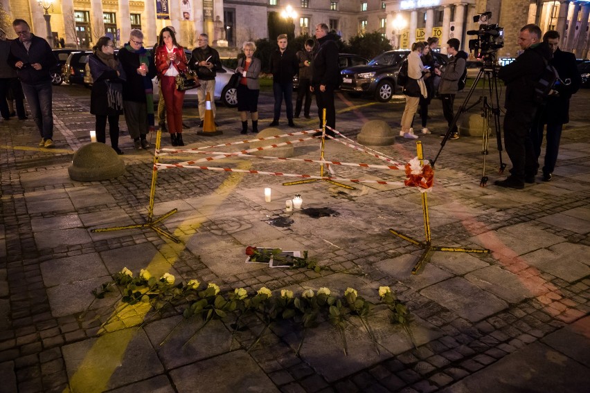 Samopodpalenie w Warszawie: Mężczyzna podpalił się na pl. Defilad. Zostawił wiadomość - ulotkę