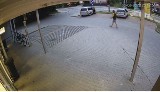 Zniknął rower sprzed marketu w Kobylnicy. Policja publikuje wizerunki dwóch mężczyzn