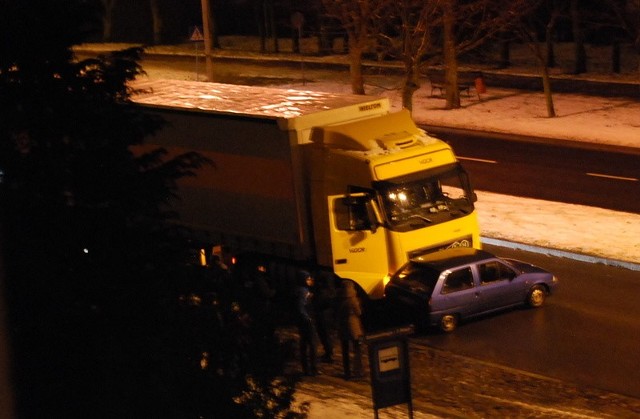 Tir uderzył w citroena na ul. Sobieskiego w Słupsku.