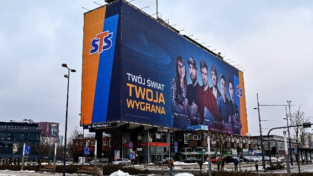 Reklama wielkoformatowa STS na Separatorze, budynku biurowym przy al. Korfantego 2 w Katowicach.Zobacz kolejne zdjęcia. Przesuwaj zdjęcia w prawo - naciśnij strzałkę lub przycisk NASTĘPNE