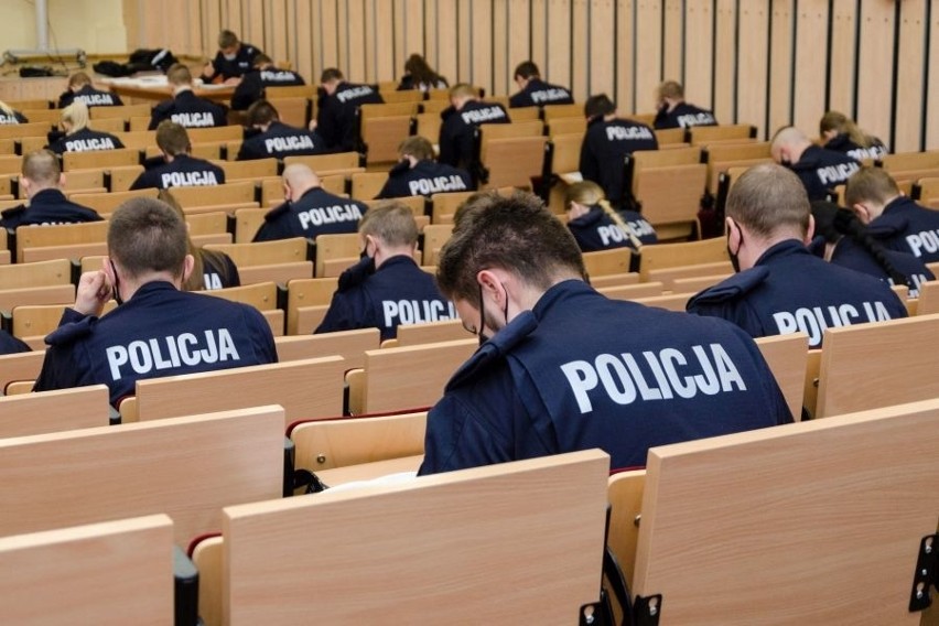 Ponad stu policjantów opuściło mury Szkoły Policji w Słupsku