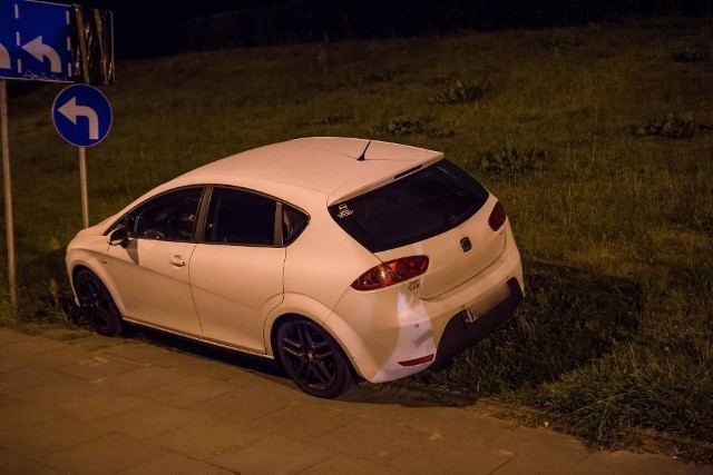 - Pośpiech nigdy nie jest wskazany, zwłaszcza jeśli próbujemy bezpiecznie zaparkować. Dlatego jeśli wiemy, że znalezienie odpowiedniego miejsca parkingowego w okolicy, do której zmierzamy, będzie problematyczne, wyjedźmy wcześniej i przeznaczmy na manewr parkowania odpowiednio więcej czasu - mówi Zbigniew Weseli, dyrektor Szkoły Bezpiecznej Jazdy Renault.