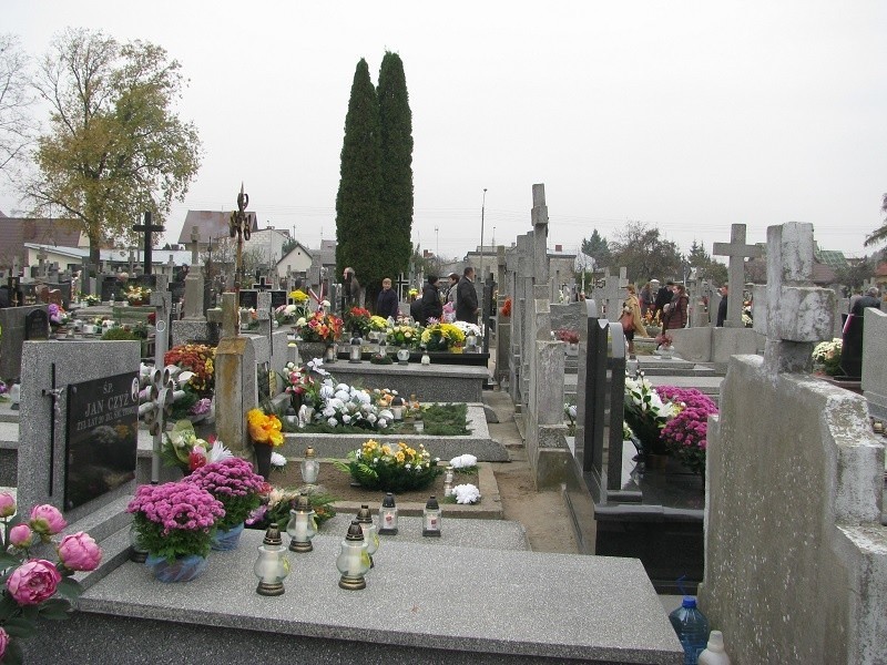 Groby na cmentarzu parafialnym w Wyszkowie przystrojono...