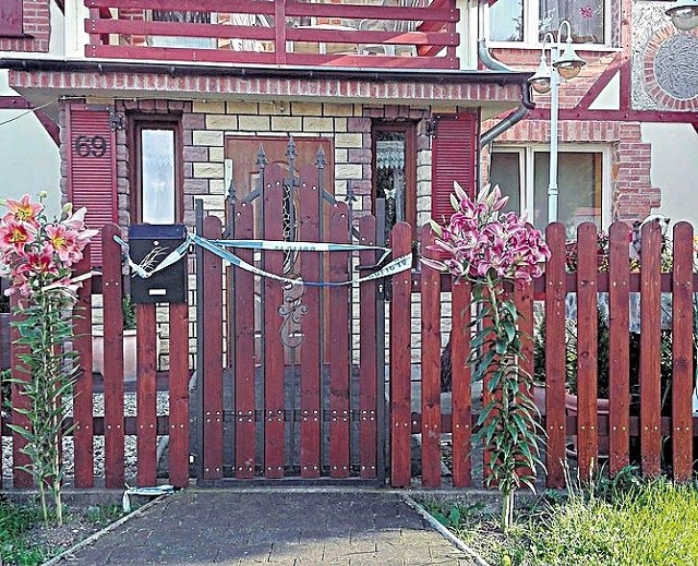 W tym domu w Radomierzycach doszło do zabójstwa. Zakrwawione ciało mężczyzny na tarasie znalazła sąsiadka
