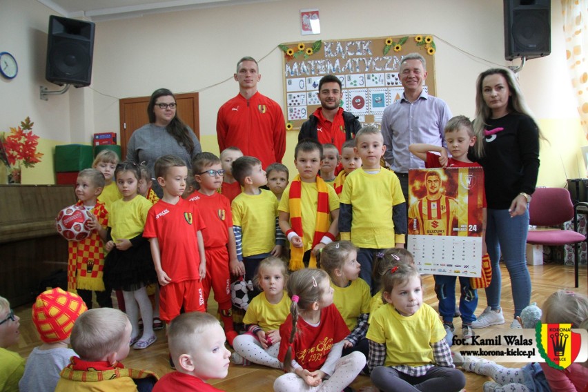 Trener Mirosław Smyła i piłkarze Korony Kielce poszli do przedszkola. Zostali serdecznie przyjęci [WIDEO, ZDJĘCIA]