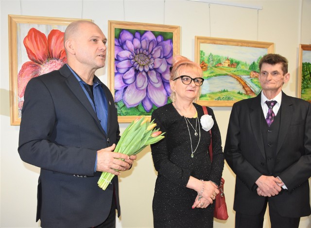 W murach Rejonowej Biblioteki Publicznej w Szubinie otwarta została wystawa malarstwa  Krystyny i Mirosława Banachów, artystycznego małżeństwa z Szubina. Małżonkowie od lat działają w Szubińskiej Grupie Plastyków P’lamas. -  W mojej twórczości dominują krajobrazy. Natura, ona mnie inspiruje - mówiła podczas wernisażu  Krystyna Banach. Przyznała, że malarstwo interesowało ją od dziecka. Sporo malowała, jednak po wyjściu za mąż - na 20 lat - zawiesiła  swoją twórczość, zajęła się wychowaniem dzieci.  Od kilku lat, zachęcana m.in. przez  Macieja Jelińskiego, szubińskiego artystę,  wróciła do twórczości. Jej mąż Mirosław, z zawodu kolejarz,  także maluje. - Z racji pracy inspiruje mnie technika połączona z naturą. Parowozy, coś co minęło - mówił  na wernisażu Mirosław Banach. To kolejna wystawa ich prac w regionie. Warto wstąpić do biblioteki.